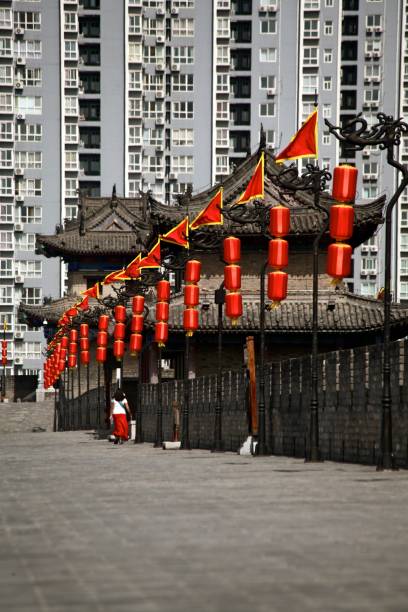 중국 시안 벽 근처의 고층 건물의 수직 촬영 - china xian contemporary built structure 뉴스 사진 이미지