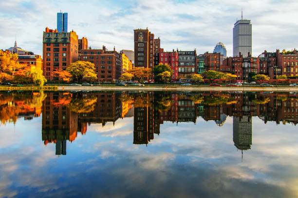 scatto orizzontale del quartiere di back bay a boston, massachusetts con un cielo bianco nuvoloso sopra - boston massachusetts new england back bay foto e immagini stock