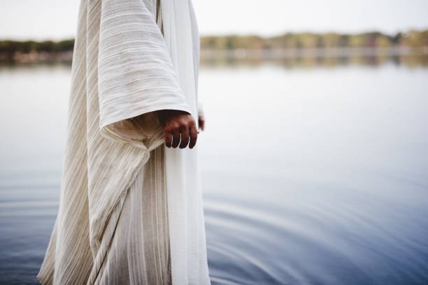 scène biblique - de jésus christ marchant dans l'eau avec un fond brouillé - miracle photos et images de collection