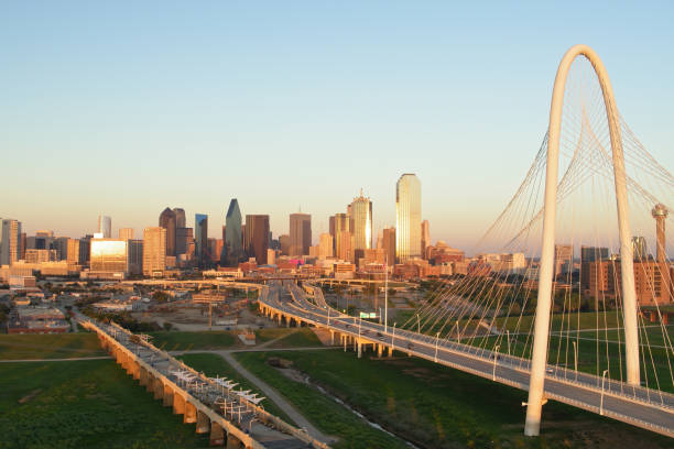 bridge and downtown dallas, tx - arch bridge imagens e fotografias de stock