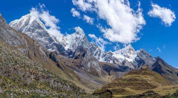 bellissimo paesaggio fotografato della catena montuosa mozzafiato della cordillera huayhuash in perù - huaraz foto e immagini stock