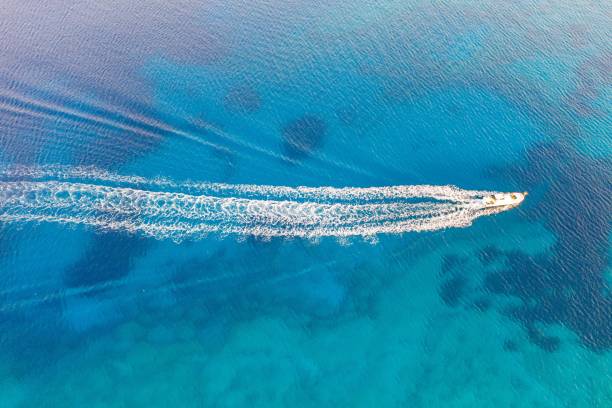 bela foto de alto ângulo de uma trilha do motor do navio no oceano - pacific ocean - fotografias e filmes do acervo