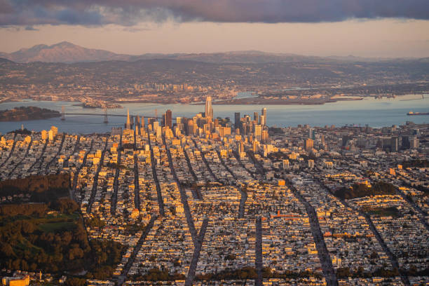 サンセット航空写真のサンフランシスコのスカイライン地区 - nob hill ストックフォトと画像