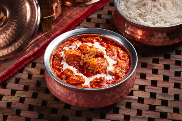 frango makhani ou frango manteiga karahi com arroz branco servido em prato isolado na mesa vista lateral da comida do oriente médio - clipping path rice white rice basmati rice - fotografias e filmes do acervo