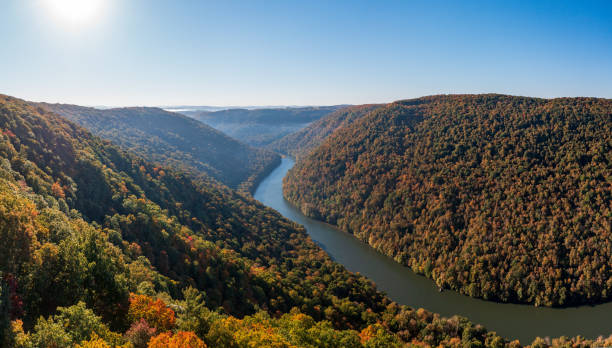 panorama del río cheat en virginia occidental con colores otoñales - great appalachian valley fotografías e imágenes de stock