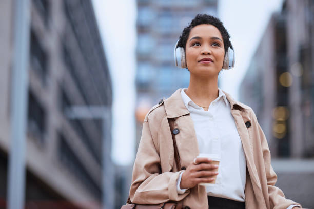 caffè, cuffie e donna d'affari in città al mattino per viaggi, musica o podcast con servizio di streaming online. addetto al benessere, alla salute e professionale in strada urbana ascoltando l'audio - human settlement audio foto e immagini stock