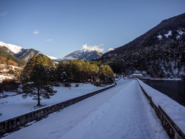 panorama com neve em pó fresco - blue outdoors nobody switzerland - fotografias e filmes do acervo