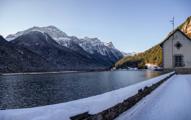 panorama com neve em pó fresco - blue outdoors nobody switzerland - fotografias e filmes do acervo