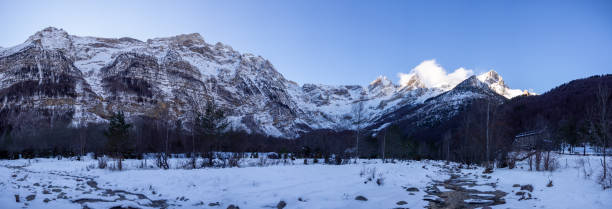 panorama com neve em pó fresco - blue outdoors nobody switzerland - fotografias e filmes do acervo