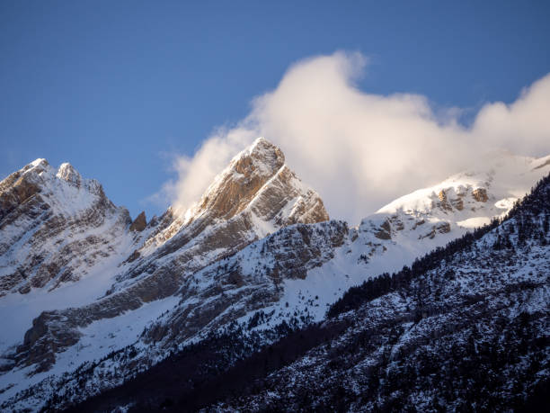 panorama com neve em pó fresco - blue outdoors nobody switzerland - fotografias e filmes do acervo