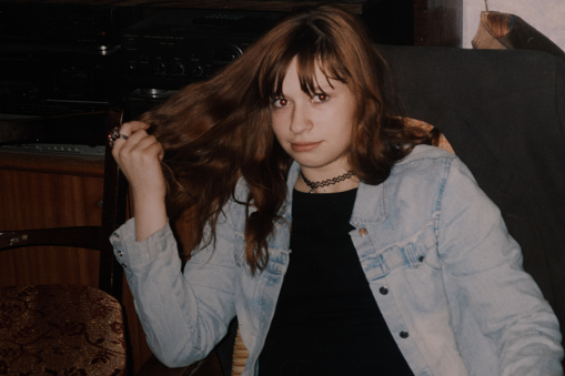 Retrato vintage de una adolescente en el interior de la casa photo