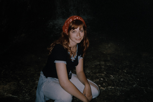 Foto vintage de la adolescente junto a la piedra photo