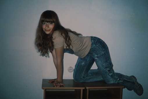 Foto casera vintage de una adolescente posando photo