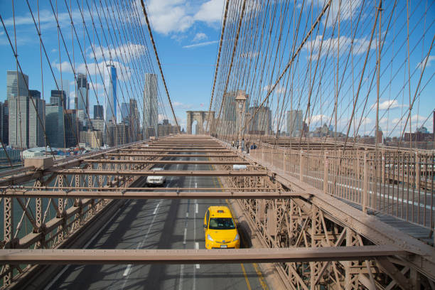 spacer po bajecznym moście brooklińskim w nowym jorku - brooklyn bridge taxi new york city brooklyn zdjęcia i obrazy z banku zdjęć