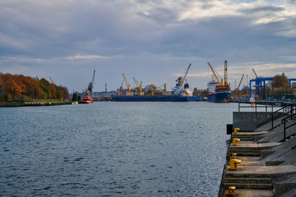 그단스크 항구의 산업적 전망, 전체의 단편, 폴란드. - tugboat nautical vessel sea gdansk 뉴스 사진 이미지