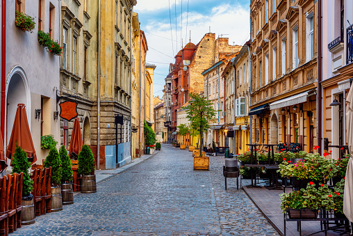 Una calle en el casco histórico de Lviv, Ucrania photo