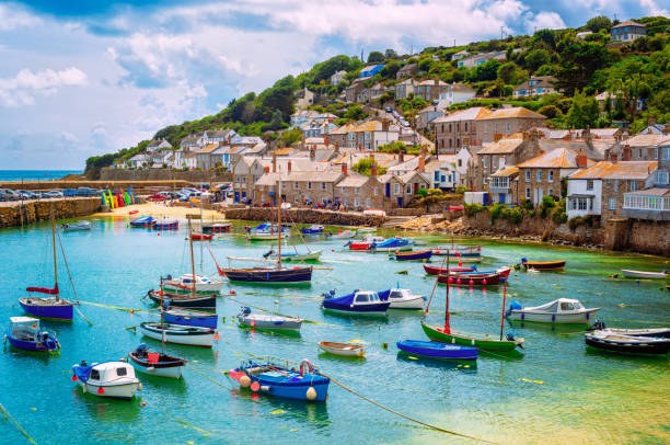 fischereihafen von mousehole village, cornwall, england - fishing village stock-fotos und bilder