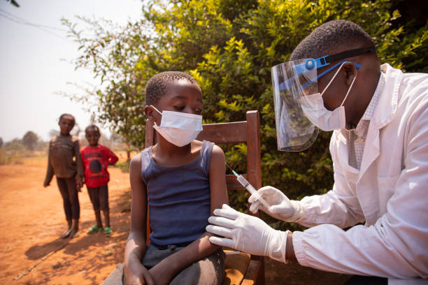 코로나 바이러스 전염병 동안 아프리카 마을에서 야외 예방 접종 세션 - developing countries 이미지 뉴스 사진 이미지