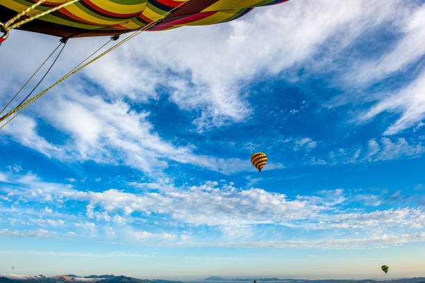 balon na ogrzane powietrze nad napa w kalifornii - hot air balloon california napa napa valley zdjęcia i obrazy z banku zdjęć