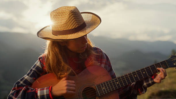 closeup femme talentueuse joue de la guitare. guitariste professionnel se produit en montagne. - musical instrument nature outdoors musician photos et images de collection