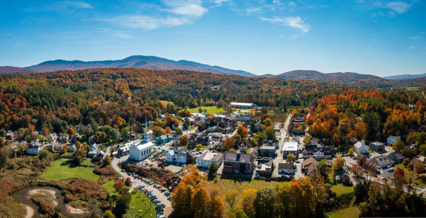 aerial view of the town of stowe in the fall - town rural scene road new england imagens e fotografias de stock