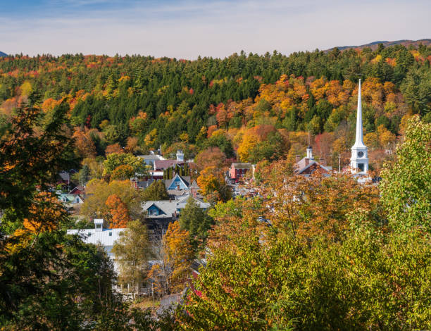 small town of stowe in vermont framed in the trees - town rural scene road new england imagens e fotografias de stock