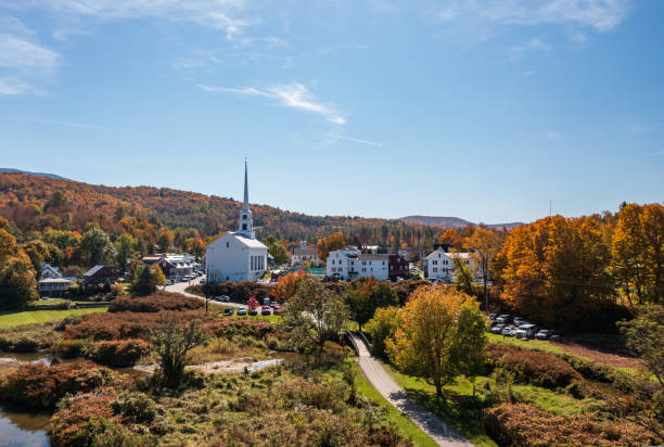 aerial view of the town of stowe in the fall - town rural scene road new england imagens e fotografias de stock