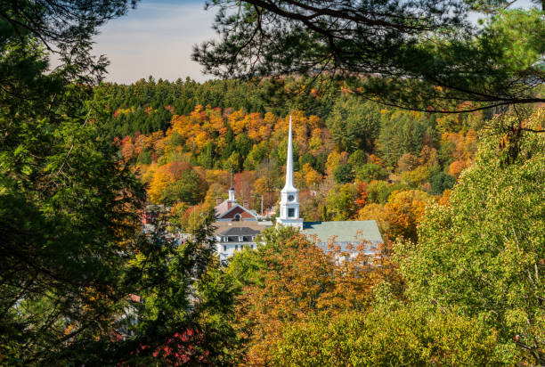 small town of stowe in vermont framed in the trees - town rural scene road new england imagens e fotografias de stock