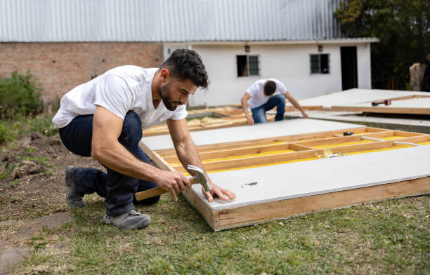 мужчина, добровольно строящий дом и забивающий гвоздь на деревянную панель - hammer nail work tool construction стоковые фото и изображения