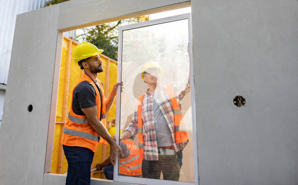 operai edili che installano una finestra in un cantiere - window installing repairing construction foto e immagini stock