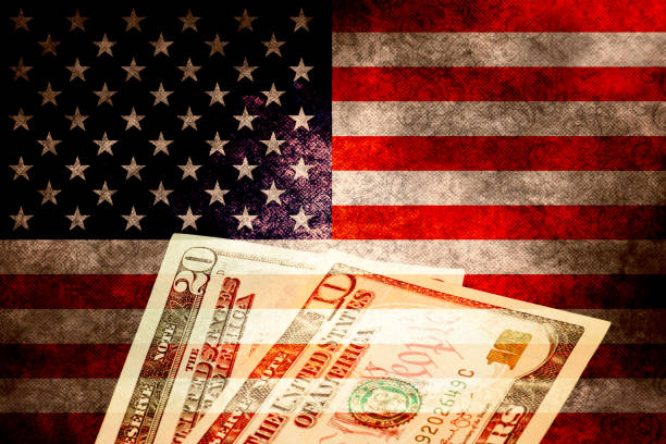 istock Flagge von USA und Dollar Geldscheine 1440429016