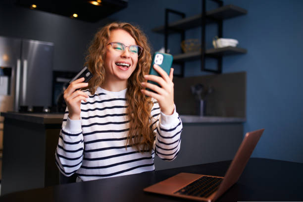 Female rejoice, celebrate bank loan acception, big lottery win, auction victory, profitable bet on a crypto stock market. Woman checks e-mail, news about success on smartphone or cellphone. las mujeres se regocijan, celebran la aceptación de préstamos bancarios, la gran victoria de la lotería, la victoria en la subasta, la apuesta rentable en el mercado de valores criptográficos. mujer revisa el correo electrónico, noticias sobre el éxi