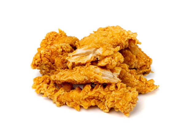 strisce di pollo isolate, pepite impanate, carne di pollo fritta croccante, pezzi di filetto croccante fritto americano - chicken strip foto e immagini stock