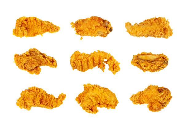 izolowane paski kurczaka, panierowane nuggetsy, chrupiące smażone mięso z kurczaka, amerykańskie smażone w głębokim tłuszczu chrupiące kawałki fileta - strip in zdjęcia i obrazy z banku zdjęć