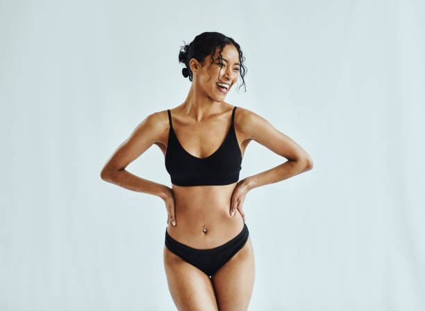 glücklich, frau und dessous in einem studio für wellness, schönheit und gewichtsverlust vor einem weißen hintergrund-mockup. gesundheit, schwarze frau und unterwäsche model posieren, lachen und sich selbstbewusst fühlen mock up - bikini stock-fotos und bilder