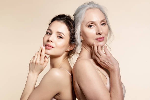 노인과 젊은 여성의 초상화 - aging process senior women human age wellbeing 뉴스 사진 이미지