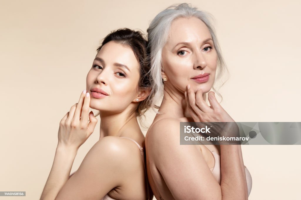 Portrait of senior and young woman - Royalty-free Volwassen vrouwen Stockfoto Portrait of senior and young woman - Royalty-free Volwassen vrouwen Stockfoto