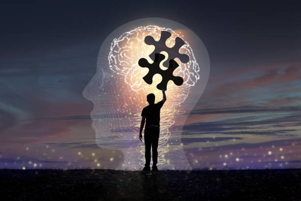 die silhouette eines jungen mannes setzt ein puzzle zusammen. im brain icon konzept kreativität und innovation - mentalis muskel stock-fotos und bilder