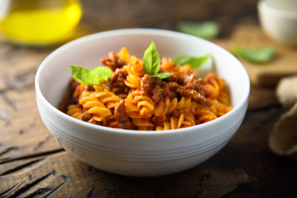 pasta con ragù alla bolognese - fusilli foto e immagini stock