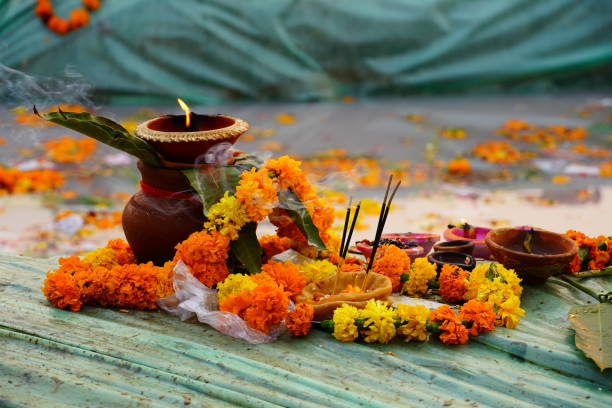 индийский способ поклонения, ладан с цветком - varanasi indian culture nautical vessel ganges river стоковые фото и изображения