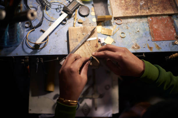 carpintero, taller de madera y manos del hombre haciendo una reparación, construyendo un objeto o haciendo muebles de madera. mano de obra, artesanía y lugar de trabajo de la industria de la carpintería que trabaja con herramientas de hardware profesion - jewelry craftsperson craft jeweller fotografías e imágenes de stock