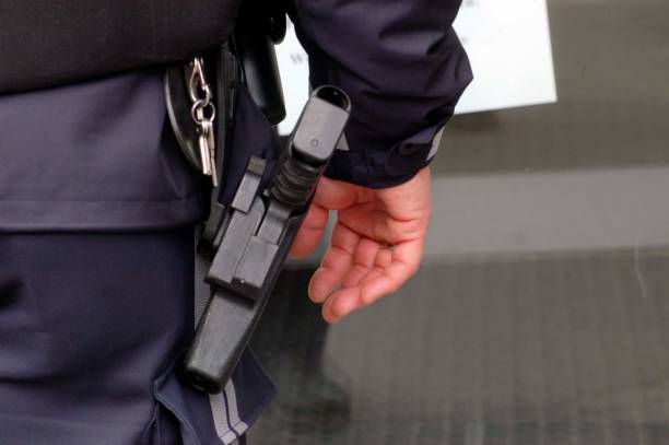 полицейский с табельным оружием - ministry of the interior стоковые фото и изображения