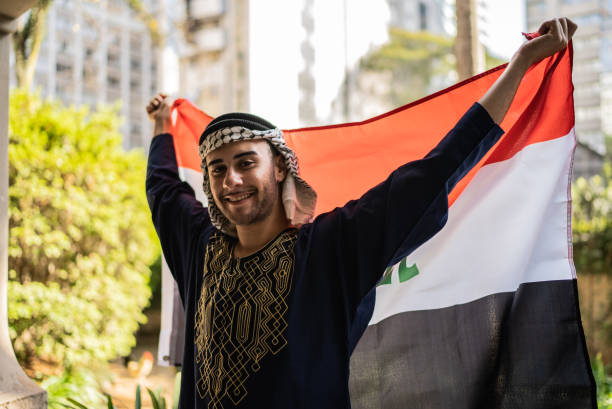 retrato de um jovem com bandeira do iraque - cultura iraquiana - fotografias e filmes do acervo