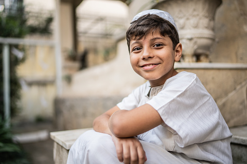 Retrato de un lindo chico islámico photo