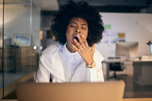 müde, burnout und geschäftsfrau gähnt nachts mit einem laptop in einem dunklen büro. stress, müdigkeit und afrikanischer unternehmensmitarbeiter, der während der überstunden mit einem gähnen einen vorschlag im internet liest - yawning stock-fotos und bilder