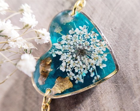 Gold epoxy resin bracelet woth natural flower
