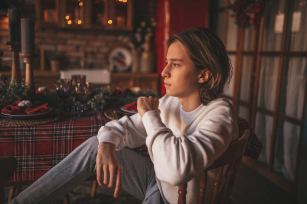 retrato de un auténtico soñador adolescente en tristeza emoción deprimente en casa navidad - hopelessness pensive teenager adolescence fotografías e imágenes de stock