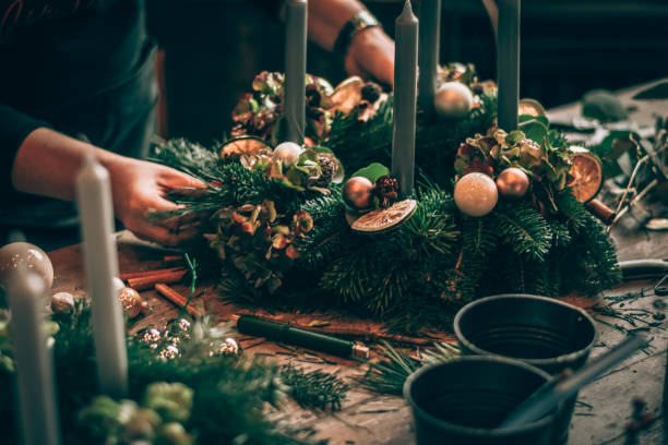 preparación de la corona de adviento tradicional con velas de componentes naturales, abeto de pino y adornos - christmas candle advent holiday fotografías e imágenes de stock