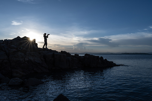 A young woman traveled to the seaside to take photos