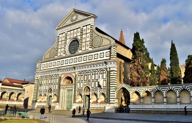 フィレンツェ市のサンタマリアノヴェッラ大聖堂の白黒のファサード - basilica building exterior built structure color image ストックフォトと画像